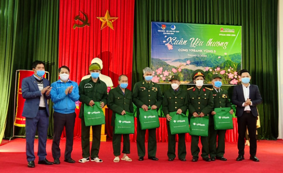 Tặng 300 suất qu&agrave; trong Chương tr&igrave;nh &ldquo;Xu&acirc;n y&ecirc;u thương&rdquo;