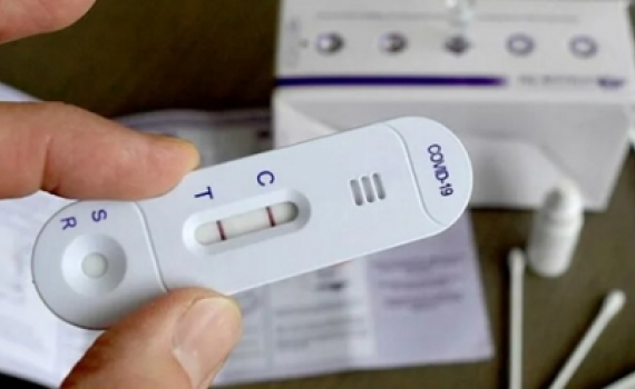 Gần 2 triệu người nhiễm COVID-19 trong một ng&agrave;y qua