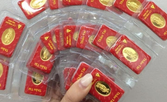 Gi&aacute; v&agrave;ng thế giới v&agrave; trong nước c&ugrave;ng giảm mạnh