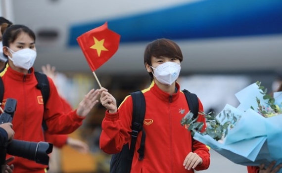 Đội tuyển nữ Việt Nam trở về nước sau h&agrave;nh tr&igrave;nh gi&agrave;nh tấm v&eacute; lịch sử 