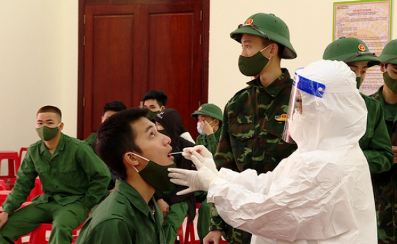 Ninh B&igrave;nh x&eacute;t nghiệm Covid-19 cho thanh ni&ecirc;n l&ecirc;n đường nhập ngũ
