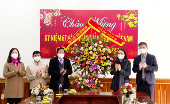 Đồng ch&iacute; B&iacute; thư Tỉnh ủy thăm, tặng qu&agrave; nh&acirc;n kỷ niệm 67 năm ng&agrave;y Thầy thuốc Việt Nam