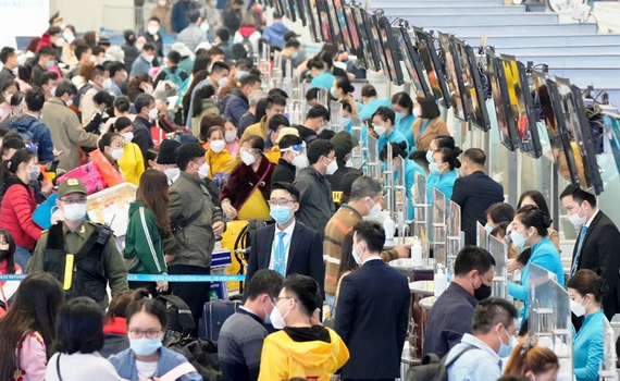 Lượng h&agrave;nh kh&aacute;ch đến s&acirc;n bay Nội B&agrave;i tiếp tục tăng cao giai đoạn sau Tết
