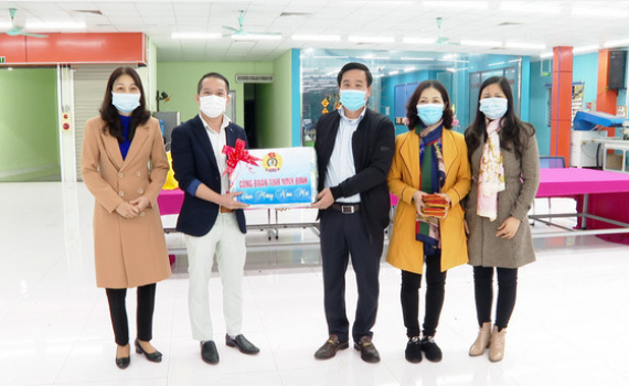 LĐLĐ tỉnh thăm, động vi&ecirc;n c&ocirc;ng nh&acirc;n lao động đầu xu&acirc;n Nh&acirc;m Dần