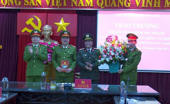 C&ocirc;ng an tỉnh khen thưởng cho c&aacute;c đơn vị c&oacute; th&agrave;nh t&iacute;ch ph&aacute; &aacute;n nhanh