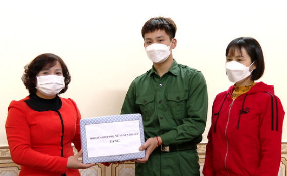 Hội LHPN c&aacute;c địa phương thăm, tặng qu&agrave; t&acirc;n binh l&ecirc;n đường nhập ngũ năm 2022