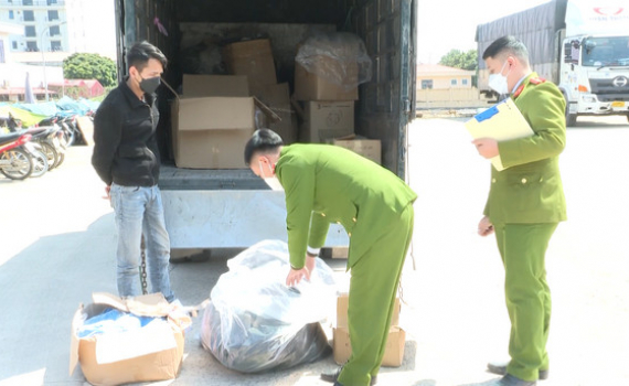 C&ocirc;ng an TP Tam Điệp bắt vụ vận chuyển khẩu trang v&agrave; găng tay y tế kh&ocirc;ng c&oacute; nguồn gốc