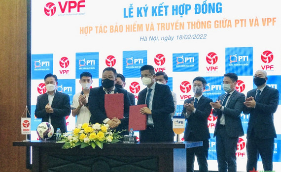 Gần 10 tỷ đồng bảo hiểm cho c&aacute;c cầu thủ b&oacute;ng đ&aacute; chuy&ecirc;n nghiệp