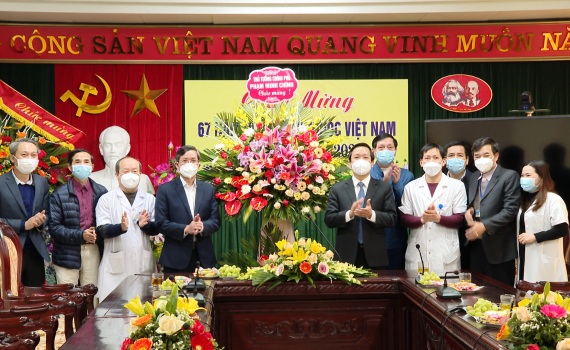 Trao hoa của Thủ tướng Ch&iacute;nh phủ ch&uacute;c mừng ng&agrave;nh Y tế Ninh B&igrave;nh nh&acirc;n ng&agrave;y Thầy thuốc Việt Nam