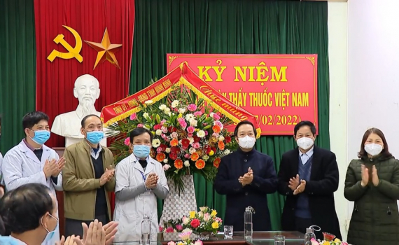 Đồng ch&iacute; Chủ tịch UBND tỉnh thăm, tặng qu&agrave; nh&acirc;n ng&agrave;y Thầy thuốc Việt Nam