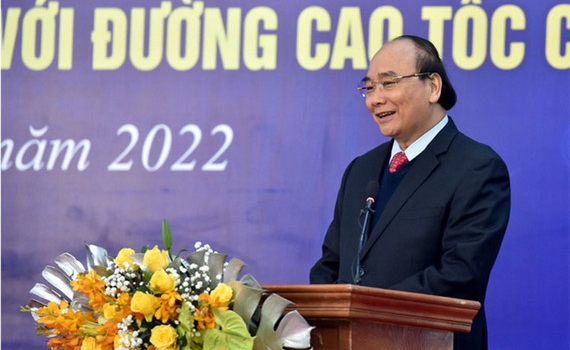 Chủ tịch nước Nguyễn Xu&acirc;n Ph&uacute;c: Giao th&ocirc;ng mở đường, th&uacute;c đẩy ph&aacute;t triển kinh tế - x&atilde; hội