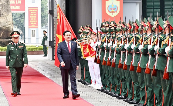 Chủ tịch Quốc hội Vương Đ&igrave;nh Huệ thăm l&agrave;m việc tại Tổng cục II