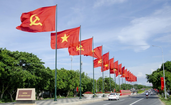 X&atilde; luận: Vững bước đi tới tương lai