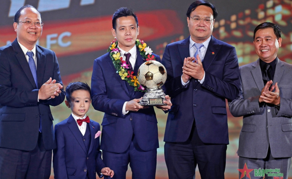 Tiền đạo Văn Quyết, Huỳnh Như gi&agrave;nh Quả b&oacute;ng v&agrave;ng Việt Nam 2022