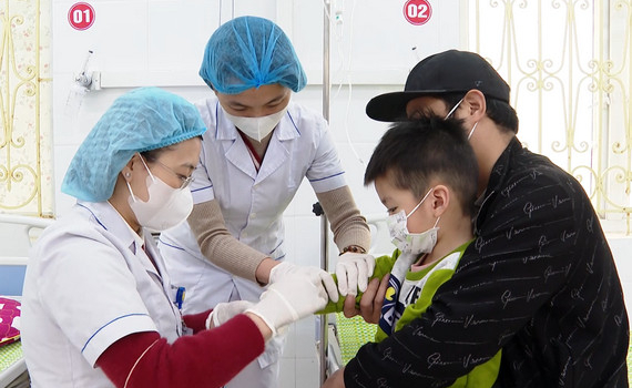 Những b&ocirc;ng hoa đẹp trong ng&agrave;nh Y tế Ninh B&igrave;nh hết l&ograve;ng v&igrave; người bệnh