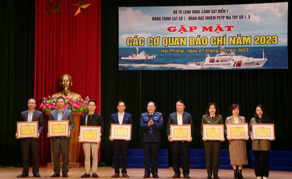 Bộ Tư lệnh V&ugrave;ng Cảnh s&aacute;t biển 1 gặp mặt c&aacute;c cơ quan b&aacute;o ch&iacute;