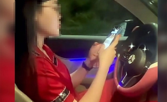 Tước bằng 2 th&aacute;ng đối nữ t&agrave;i xế &ocirc; t&ocirc; bu&ocirc;ng hai tay, "d&aacute;n mắt" v&agrave;o điện thoại
