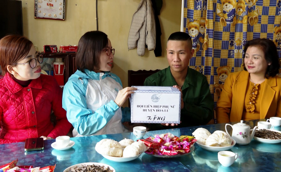 Hội LHPN huyện Hoa Lư tặng qu&agrave; t&acirc;n binh