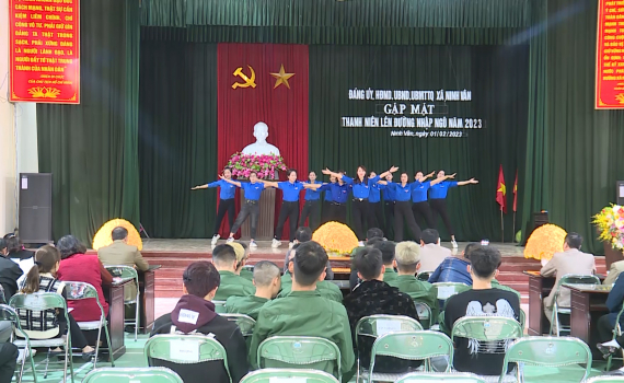 Hoa Lư gặp mặt, tặng qu&agrave; t&acirc;n binh chuẩn bị l&ecirc;n đường nhập ngũ