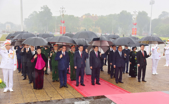 L&atilde;nh đạo Đảng, Nh&agrave; nước v&agrave;o Lăng viếng Chủ tịch Hồ Ch&iacute; Minh; tưởng niệm c&aacute;c Anh h&ugrave;ng liệt sĩ