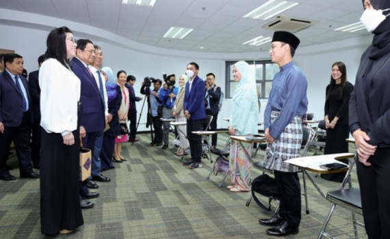 Thủ tướng Phạm Minh Ch&iacute;nh nghe sinh vi&ecirc;n Brunei n&oacute;i tiếng Việt
