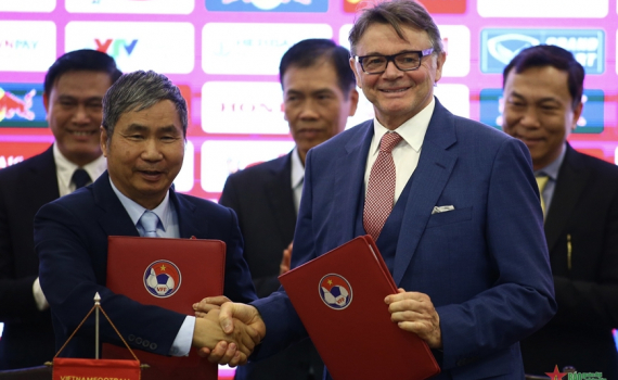 Huấn luyện vi&ecirc;n Philippe Troussier: &ldquo;T&ocirc;i muốn n&acirc;ng tầm hơn nữa b&oacute;ng đ&aacute; Việt Nam&rdquo;