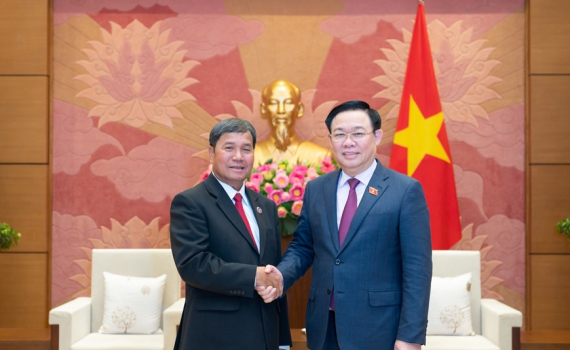 Chủ tịch Quốc hội Vương Đ&igrave;nh Huệ tiếp Ph&oacute; chủ tịch Quốc hội L&agrave;o Khambay Damlath