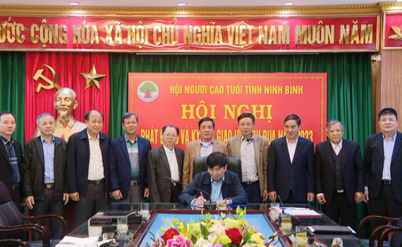 Hội Người cao tuổi tỉnh Ninh B&igrave;nh k&yacute; kết giao ước thi đua năm 2023