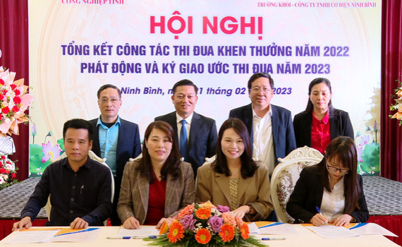 Khối thi đua c&aacute;c doanh nghiệp trong c&aacute;c Khu C&ocirc;ng nghiệp tỉnh Ninh B&igrave;nh k&yacute; giao ước thi đua