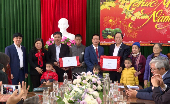 Trung ương Hội Người cao tuổi Việt Nam thăm, tặng qu&agrave; Trung t&acirc;m Bảo trợ v&agrave; c&ocirc;ng t&aacute;c x&atilde; hội tỉnh