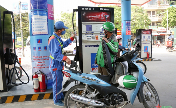 Đề xuất r&uacute;t thời gian điều chỉnh gi&aacute; xăng c&ograve;n 7 ng&agrave;y