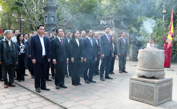 Đo&agrave;n c&ocirc;ng t&aacute;c của Bộ Ngoại giao d&acirc;ng hương tại Khu Di t&iacute;ch Quốc gia đặc biệt Cố đ&ocirc; Hoa Lư