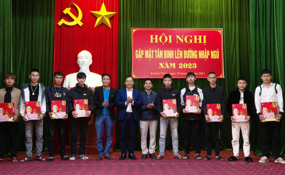 Thanh ni&ecirc;n Y&ecirc;n Kh&aacute;nh sẵn s&agrave;ng l&ecirc;n đường nhập ngũ