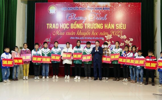 Trao học bổng Trương H&aacute;n Si&ecirc;u - M&ugrave;a xu&acirc;n khuyến học năm 2023