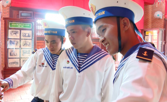 C&aacute;n bộ, chiến sỹ đảo Trường Sa học tập v&agrave; l&agrave;m theo B&aacute;c