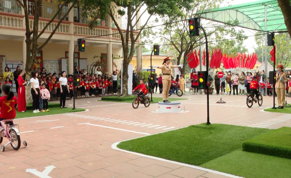 Ng&agrave;y hội &ldquo;B&eacute; với an to&agrave;n giao th&ocirc;ng&rdquo; tại Trường Mầm non Ninh Kh&aacute;nh