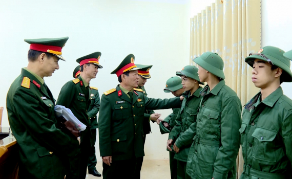 Kiểm tra c&ocirc;ng t&aacute;c bảo đảm qu&acirc;n trang cho t&acirc;n binh năm 2023 tại Ninh B&igrave;nh