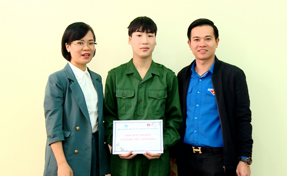 TP Ninh B&igrave;nh tặng qu&agrave; gia đ&igrave;nh t&acirc;n binh c&oacute; ho&agrave;n cảnh kh&oacute; khăn