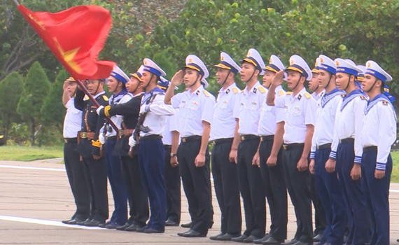 Thi&ecirc;ng li&ecirc;ng nghi lễ ch&agrave;o cờ tr&ecirc;n đảo Trường Sa