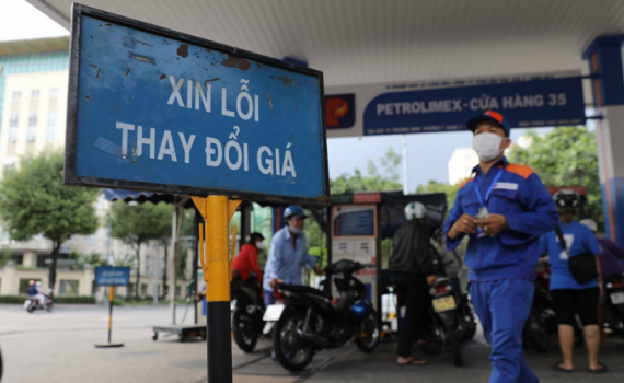 Từ 15 giờ 30 ph&uacute;t h&ocirc;m nay (ng&agrave;y 13-2), gi&aacute; xăng tăng, gi&aacute; dầu giảm