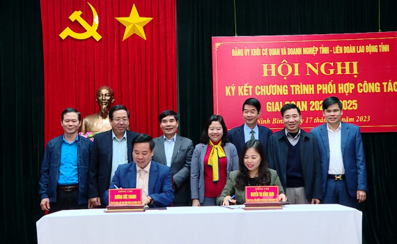 Ban Thường vụ Đảng ủy Khối CQ&DN tỉnh v&agrave; Ban Thường vụ LĐLĐ tỉnh k&yacute; kết chương tr&igrave;nh phối hợp c&ocirc;ng t&aacute;c