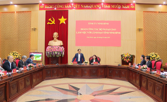 Đo&agrave;n c&ocirc;ng t&aacute;c Bộ Ngoại giao l&agrave;m việc với l&atilde;nh đạo tỉnh Ninh B&igrave;nh
