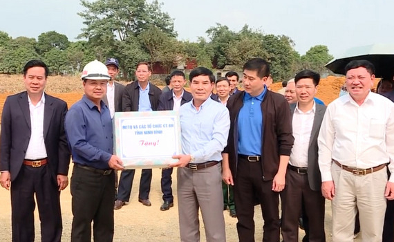 Đo&agrave;n c&ocirc;ng t&aacute;c của c&aacute;c tổ chức ch&iacute;nh trị - x&atilde; hội thăm một số c&ocirc;ng tr&igrave;nh, dự &aacute;n trọng điểm về kinh tế, x&atilde; hội của tỉnh
