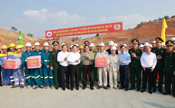 Thủ tướng Phạm Minh Ch&iacute;nh thăm, l&agrave;m việc tại tỉnh H&ograve;a B&igrave;nh
