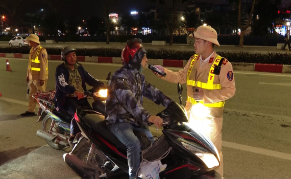 C&ocirc;ng an Ninh B&igrave;nh &ldquo;Xuy&ecirc;n đ&ecirc;m, xuy&ecirc;n Tết&rdquo; đảm bảo giao th&ocirc;ng th&ocirc;ng suốt