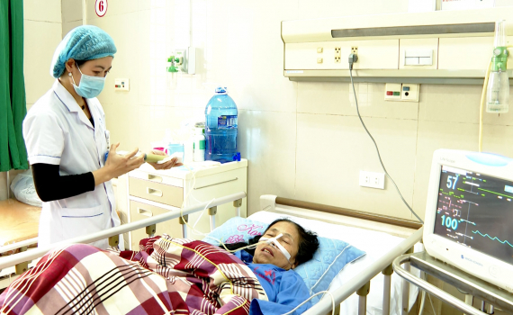 Nữ Điều dưỡng Ph&ugrave;ng Thị Len, Bệnh viện Đa khoa tỉnh Ninh B&igrave;nh tận t&acirc;m với nghề