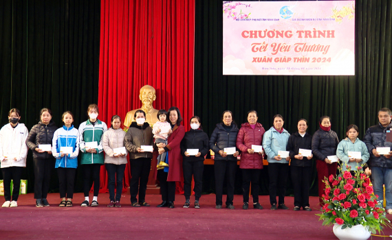 Trao qu&agrave; Tết cho phụ nữ, trẻ em ngh&egrave;o huyện Kim Sơn
