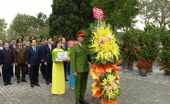 C&aacute;c đồng ch&iacute; l&atilde;nh đạo tỉnh d&acirc;ng hương, viếng mộ cố Chủ tịch nước Trần Đại Quang