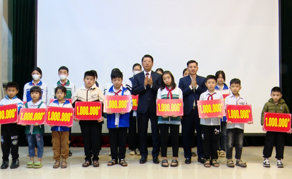 Trao học bổng Trương H&aacute;n Si&ecirc;u năm 2024