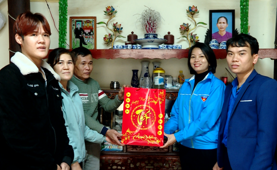 Huyện đo&agrave;n Gia Viễn tặng qu&agrave; thanh ni&ecirc;n c&oacute; ho&agrave;n cảnh kh&oacute; khăn trước khi l&ecirc;n đường nhập ngũ